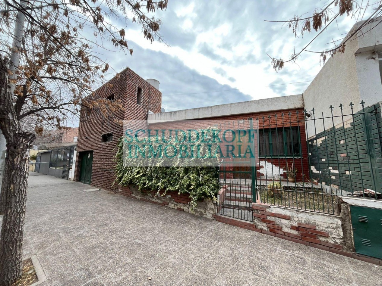 Avenida San Juan al 200 - CASA A REFACCIONAR 