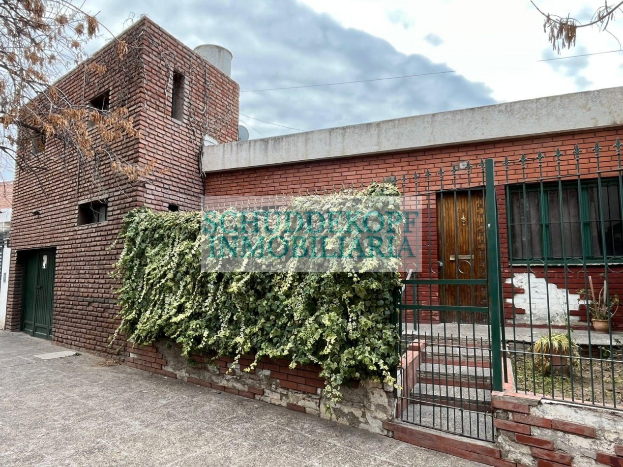Avenida San Juan al 200 - CASA A REFACCIONAR 
